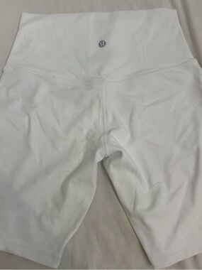 Lululemon Alugn Sz 6 shorts white